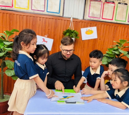 Hoạt Động Trải Nghiệm: Giao Lưu Với Người Bản Xứ