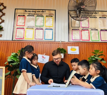 Hoạt Động Trải Nghiệm: Giao Lưu Với Người Bản Xứ