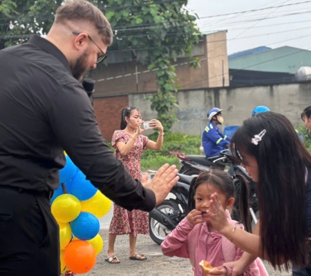 Hoạt Động Trải Nghiệm: Giao Lưu Với Người Bản Xứ