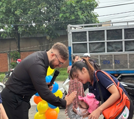 Hoạt Động Trải Nghiệm: Giao Lưu Với Người Bản Xứ