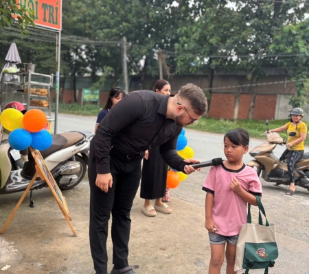 Hoạt Động Trải Nghiệm: Giao Lưu Với Người Bản Xứ