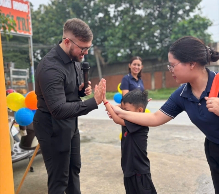 Hoạt Động Trải Nghiệm: Giao Lưu Với Người Bản Xứ