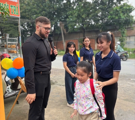 Hoạt Động Trải Nghiệm: Giao Lưu Với Người Bản Xứ