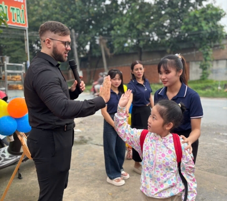 Hoạt Động Trải Nghiệm: Giao Lưu Với Người Bản Xứ