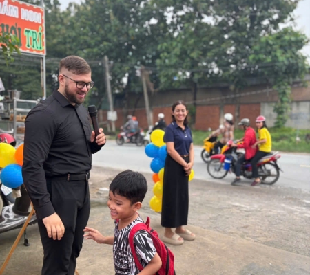 Hoạt Động Trải Nghiệm: Giao Lưu Với Người Bản Xứ