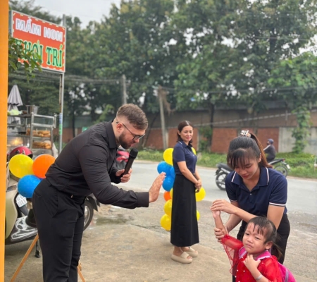 Hoạt Động Trải Nghiệm: Giao Lưu Với Người Bản Xứ