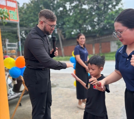 Hoạt Động Trải Nghiệm: Giao Lưu Với Người Bản Xứ