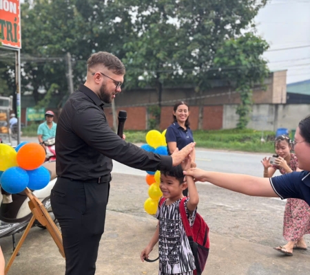 Hoạt Động Trải Nghiệm: Giao Lưu Với Người Bản Xứ