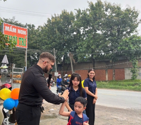 Hoạt Động Trải Nghiệm: Giao Lưu Với Người Bản Xứ