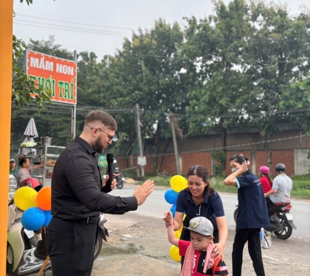 Hoạt Động Trải Nghiệm: Giao Lưu Với Người Bản Xứ