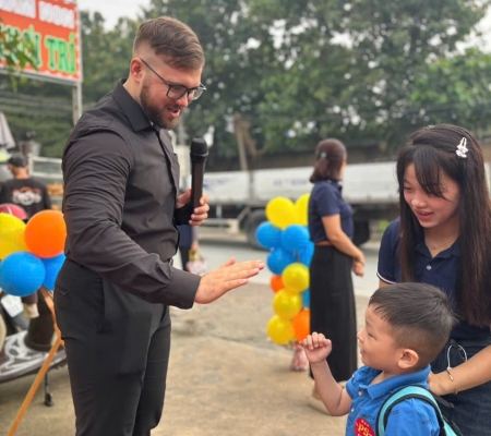 Hoạt Động Trải Nghiệm: Giao Lưu Với Người Bản Xứ