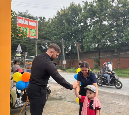 Hoạt Động Trải Nghiệm: Giao Lưu Với Người Bản Xứ