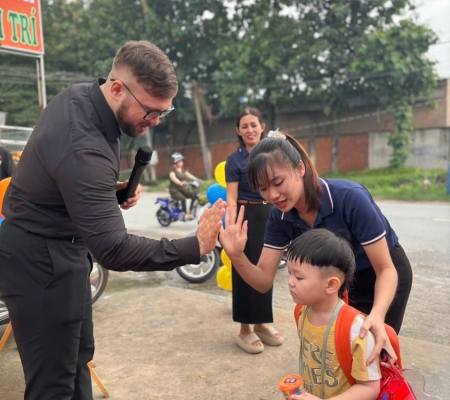 Hoạt Động Trải Nghiệm: Giao Lưu Với Người Bản Xứ