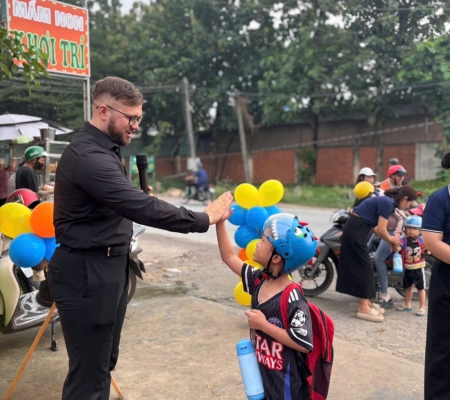 Hoạt Động Trải Nghiệm: Giao Lưu Với Người Bản Xứ