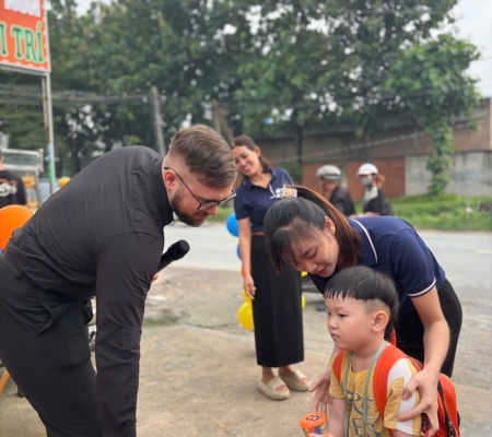 Hoạt Động Trải Nghiệm: Giao Lưu Với Người Bản Xứ