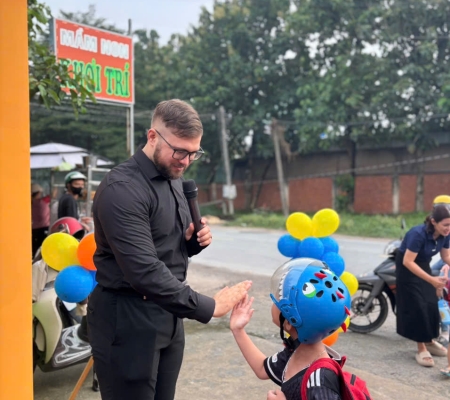 Hoạt Động Trải Nghiệm: Giao Lưu Với Người Bản Xứ