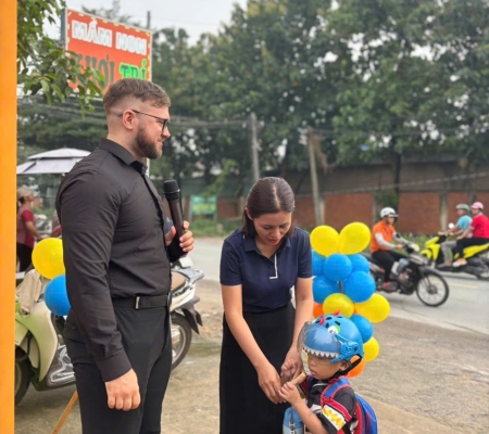 Hoạt Động Trải Nghiệm: Giao Lưu Với Người Bản Xứ