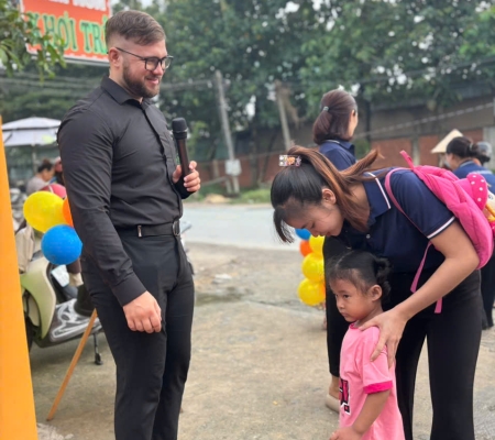 Hoạt Động Trải Nghiệm: Giao Lưu Với Người Bản Xứ