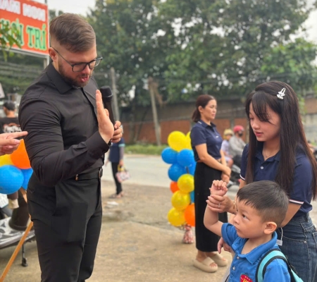 Hoạt Động Trải Nghiệm: Giao Lưu Với Người Bản Xứ