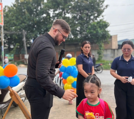 Hoạt Động Trải Nghiệm: Giao Lưu Với Người Bản Xứ