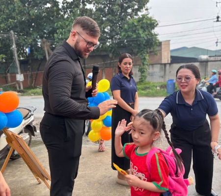 Hoạt Động Trải Nghiệm: Giao Lưu Với Người Bản Xứ