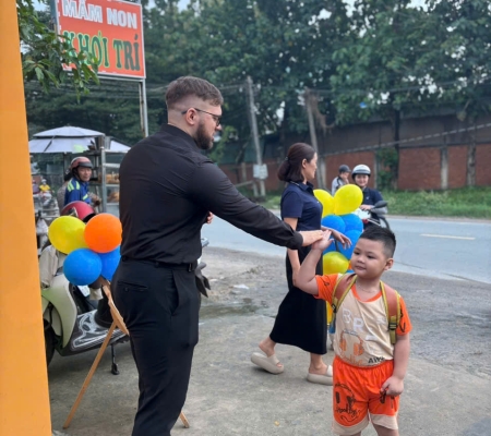 Hoạt Động Trải Nghiệm: Giao Lưu Với Người Bản Xứ