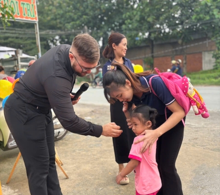 Hoạt Động Trải Nghiệm: Giao Lưu Với Người Bản Xứ