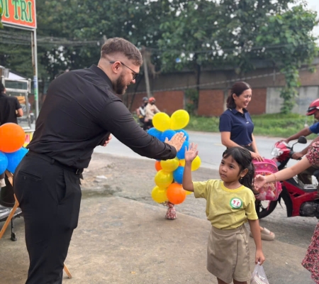 Hoạt Động Trải Nghiệm: Giao Lưu Với Người Bản Xứ