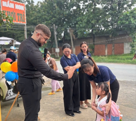 Hoạt Động Trải Nghiệm: Giao Lưu Với Người Bản Xứ