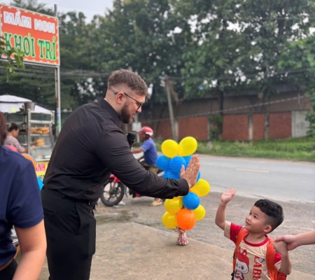 Hoạt Động Trải Nghiệm: Giao Lưu Với Người Bản Xứ