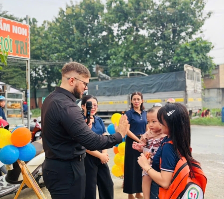 Hoạt Động Trải Nghiệm: Giao Lưu Với Người Bản Xứ
