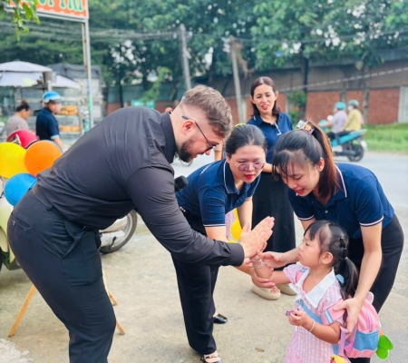 Hoạt Động Trải Nghiệm: Giao Lưu Với Người Bản Xứ