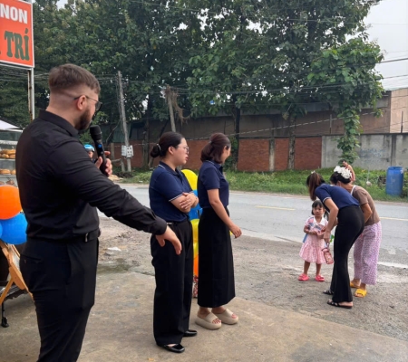 Hoạt Động Trải Nghiệm: Giao Lưu Với Người Bản Xứ