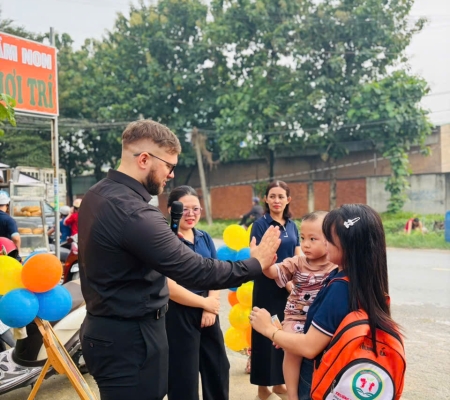 Hoạt Động Trải Nghiệm: Giao Lưu Với Người Bản Xứ