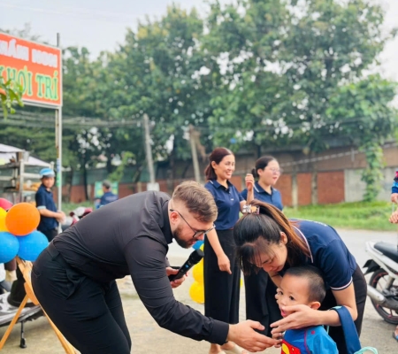 Hoạt Động Trải Nghiệm: Giao Lưu Với Người Bản Xứ