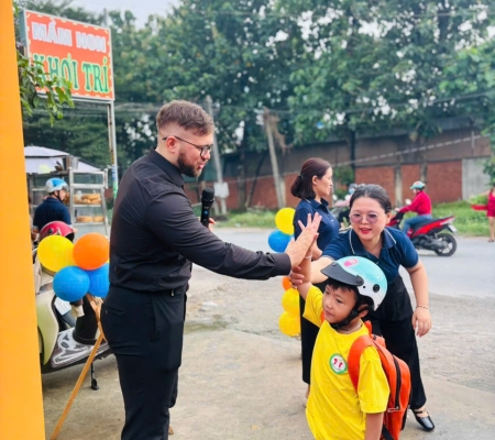 Hoạt Động Trải Nghiệm: Giao Lưu Với Người Bản Xứ