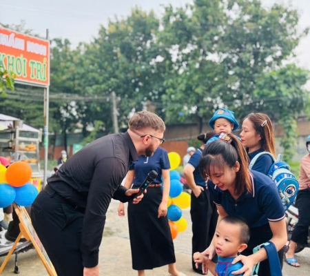 Hoạt Động Trải Nghiệm: Giao Lưu Với Người Bản Xứ