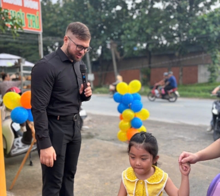 Hoạt Động Trải Nghiệm: Giao Lưu Với Người Bản Xứ