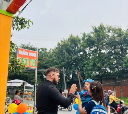 Hoạt Động Trải Nghiệm: Giao Lưu Với Người Bản Xứ